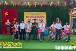 Trung đoàn 246 chúc mừng Lễ khai giảng tại Trường Trung học cơ sở Yên Lạc